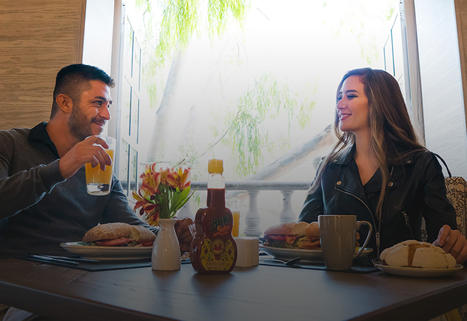 couple enjoy a american breakfast free in mansión solis 